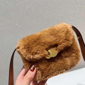 2023 Evening Påsar Autumn and Winter Trend New Woolly Mouth Red Bag Triumphal Arch Zero plånbok en axel messenger plysch mini 2390712bf