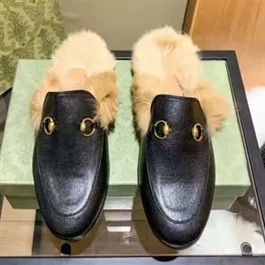 Designer Mules tofflor Kvinnor Loafers äkta lädersandaler Half Drag Metal Cowhide Men Slides Casual Shoe Lace Velvet Slippers 04