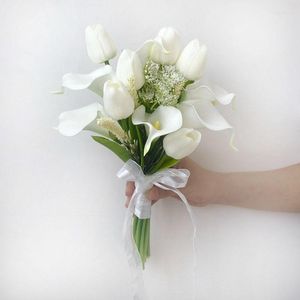 装飾花の結婚式の花嫁と花嫁介添人を保持して乾燥した白い模倣人工蘭のチューリップスフラワーブーケ