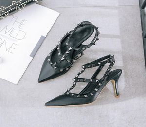 발렌타인 디자인 여성 039S 샌들 패션 아름다운 리벳 장식 편안한 내부 스틸레토 샌들 여성 신발