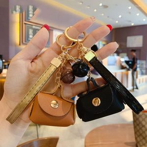 Keychains Creative Mini Simulation Bag Keychain Söt pu läder Lanyard Bell Keyring Women Car Purse Pendant Key Chains Liten Handbag Gift