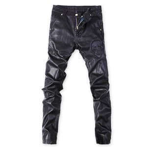 Outono e inverno nova moda preto crânio impressão calças de couro magro versão coreana do pé da motocicleta calças à prova vento men's246w