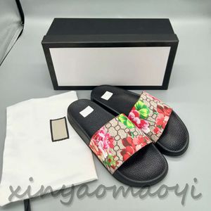 Męskie kapcie Bag kwiaty kwiaty drukowania skórzane czarne buty moda luksusowe letnie sandały trampki plażowe