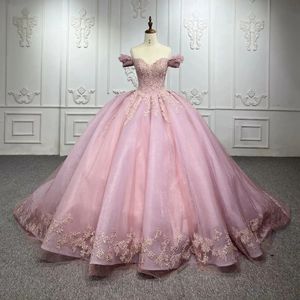 Glittrande rosa älskling quinceanera klänning utanför axeln parti prom klänning spets applikation söt 16 prinsessan vestidos de 15 anos