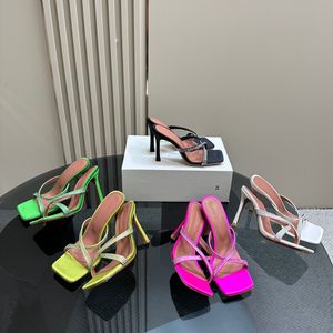 Amina Muaddi Rhinestone Satin Cross Slippers Högkvalitativ Bow Crystal Embelled Mules Spool Heels Sandaler Kvinnor Summer Luxury Designers Shoes With Box