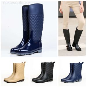 Regenstiefel PVC Damen Regenstiefel Hohe rautenförmige Gitter wasserdichter Wasserschuh rutschfeste Klassiker Bow Flats regensichere Mittelröhre Rainy Boot verdickte Regenstiefel