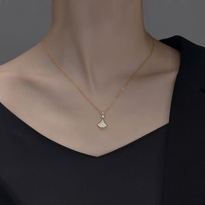 New Classic Fan S925 Silver Necklace مع اتجاه سلسلة طوق متعدد الاستخدامات المؤنث