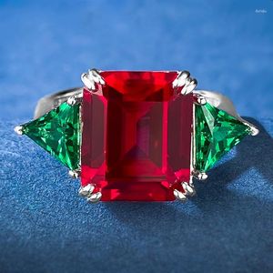 Pierścienie klastra Spring Qiaoer S925 Srebrny Szmaragd Cut 10 12 mm Lab Ruby Cocktail Pierścień dla kobiet Engagment Fine Jewelry