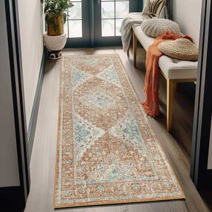 Weicher und bequemer Teppich, auf dem man sehr leicht einschlafen kann. Das flauschige marokkanische Plaid, das auf dem Teppich im Schlafzimmer ausgelegt ist, kann problemlos mit P230907 verwendet werden