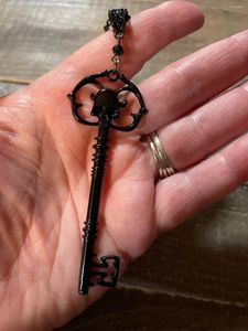 Łańcuchy gotycki czarna czaszka klucza urok Naszyjnik dla kobiet mody wiedźmy biżuteria