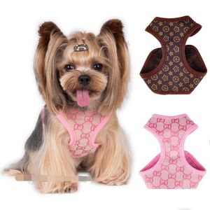 Coleiras de cachorro Trelas Designer Dog Harness Trelas Conjunto Clássico Jacquard Lettering Step-In Harnesses Soft Air Mesh Pet Vest para Pequeno D OT2M8