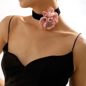 Choker fashionabla geometriska halsband eleganta och romantiska temperament rose flockade tyg