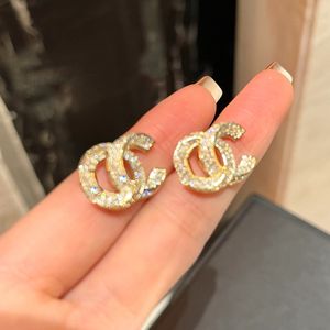 Örhängen Nya originaldesigner Tillbehör Present Studörhängen Lyxiga flickor Inlag Diamondörhängen 18K Guldpläterade smycken Stämplar Örhängen Bröllopsfestgåvor