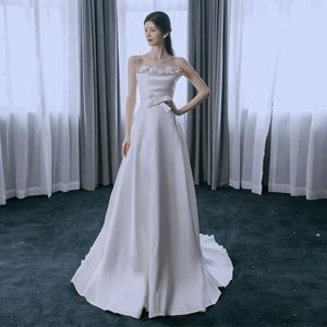 Ubranie etniczne vintage biała satynowa sukienka ślubna długi