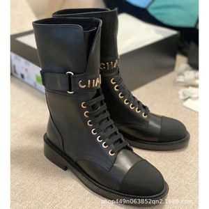 Sapatos CC Feng Metal Letter Rótulo Mid Barrel Boots Autumn/Winter Buckle Trecy Front Heel Moda feminina