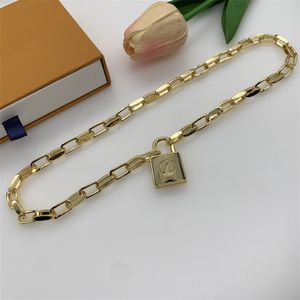 Collier de bijoux de créateur classique Chaînes de cou de lettre de mode dorée pour femmes Ornements Cadeau Collier de serrure de fête de mariage Bijoux Colliers