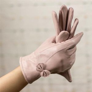 Pięć palców rękawiczki skórzane damskie ciepły łuk Śliczny samochód i zamszowe lady zima satynowa różowa kobiety1220g
