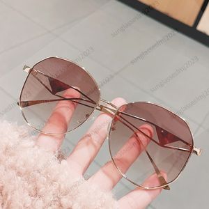 Lyxiga nya solglasögon stor ram Fashion PRD Kvinnor 2023 Metal Luxury Brand Glasses Fashion Shading Han Chao Foreign Trade Street Foto Glasses With Box