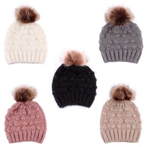 Sevimli yürümeye başlayan çocuk şapkalar kızlar erkek bebek kış sıcak tığ işi örgü şapka moda bebek pom pom beanie fur cap çocuk kış kapakları