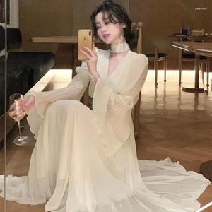 Casual klänningar 2023 år elegant v-ringning midi klänningskontor kvinnor långärmad bommar Koreansk stil fransk retro chiffong