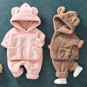 Jerseys söta Baby Boys Girls Coral Velvet Warm Spring Autumn Winter Hoodied Clothes Set barn Barn Tjock Woolen Bear Hoody Suits 230906