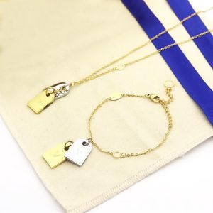 Europa Amerika Modeschmuck Sets Dame Damen Gold Silberfarbenes Metall Gravierte V-Initialen Doppelter quadratischer Anhänger Nanogram Tag Nec195F