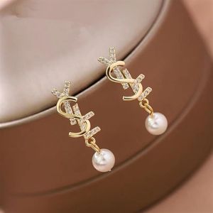 Diamond Set Pearl Letter S Titanium Steel Earrings Charm Designer för kvinnor Stud Luxury Jewlery Love Hoop Gifts Woman Girl Gold SI215H