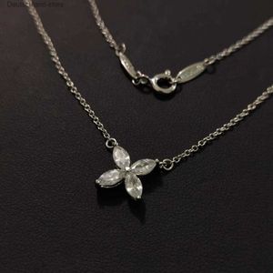 Pendant Necklaces Luxury Necklace Brand Designer Victoria Top Sterling Silver Flower Crystal Zircon Charm Short Collar Choker With Box Q230908