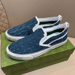 Mäns tennis 1977 Slip-On Sneaker Luxury Canvas Shoe Beige Blue Washed Jacquard Eenim Men Women Shoes Ace Rubber Sole Brodered Vintage Casual Sneakers 01