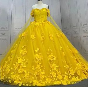 Glitter gul av sholder quinceanera klänningar med Cape 3d blommiga applikationer söta 15 prom klänningar korsett bakre bollklänning vestidos