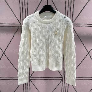 Kadın Sweater Tasarımcı Jumper Kadınlar Ezici Göğüs Metal Dekorasyonu Uzun Kollu Yuvarlak Yuvarlak Boyun Gevşek Beyaz Triko Çekme Femme Tasarımcıları Sweaters Kadın