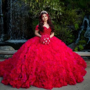 Abiti stile Quinceanera con paillettes rosse al largo della spalla per 15 anni 2024 Abito da ballo sexy con scollo a V e perline Abito da festa lungo con fiori per ragazza