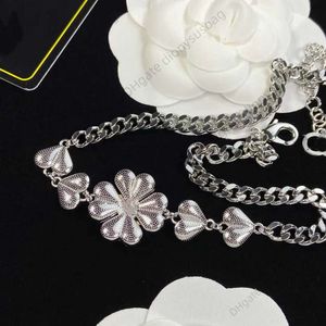 Designer smycken halsband liten växtblomma inlagd strass klassisk alfabet dubbel utsmyckning mässing halsband kvinnlig