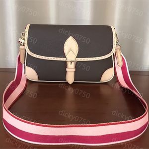 Designer axelväska diane väska för kvinnor lyxiga crossbody väskor handväska messenger klassisk macame flap pläd tofsel handel mode satchel lady presbyopic paket