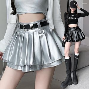 Kjolar 2023 Autumn Cool Silver Pu Leather Mini Kjol Kvinnor Bälte Hög midja veckad med Shorts Streetwear Y2K Jupe Femme Saias