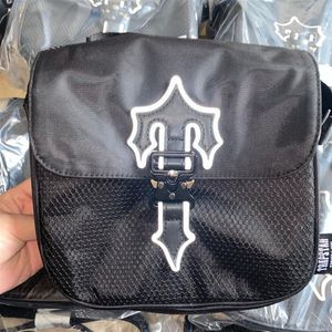 Trapstar London Outdoor Messenger väskor Irongate T Cross Body Bag Black Reflective Skull Buckle Stängningsdesigner Brand182w