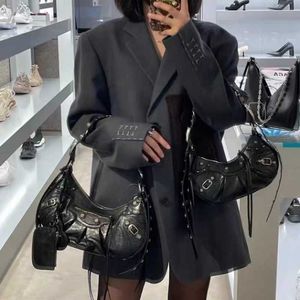 Lokomotif Yeni Koltuk Altındaki Perçin Püskül Üç Bir Diş Üç Tek Omuz Crossbody Women's Bag Online 2023