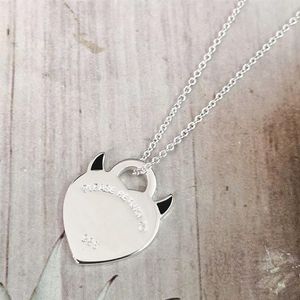 Pendanthalsband Ny S925 Sterling Silver Blue Emalj Devil Heart Corner Key Necklace Damer Simple Fashion Jewelry Par Holida150u