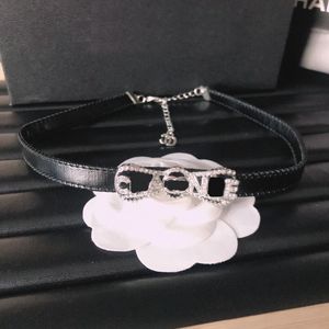 Lyxvarumärkesdesigner halsband bow full diamant dubbel bokstav choker läder halsband kedja smycken kvinnor tillbehör gåvor