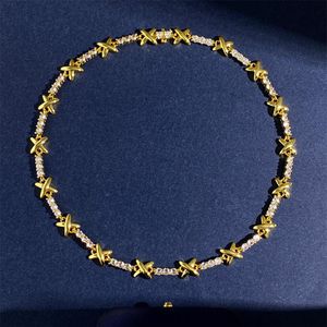 2022 NYTT ARED X LETTER Karaktär Halsband för kvinnans smycken Zirkon Mosaik Claw Borrated Smooth Surface Metal Cross Gift260C