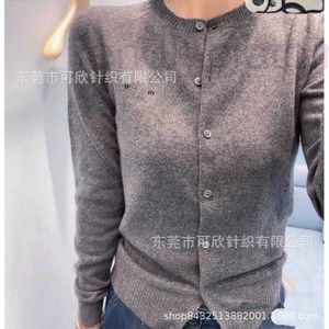 Mulheres malhas Tees designer MIU estilo de malha cashmere em torno do pescoço cardigan jaqueta curta feminina fina sobreposição de cor sólida 2023 novo produto YQH1