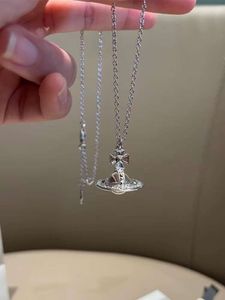 Western Empress Dowagers 3D Earth Planet Necklace Vivivi10M Transparent Full Diamond Orb Pendant Light Luxury High Grund Känsla Collar Chain Chain Chain