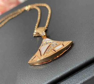 2023 Quality V Material Charm Rhombus Style Pendant Necklace With Fan Design och Diamond White Shell Pearl Have Box Stamp i Rose Gold Plated PS7611b L