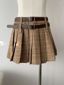 スカートHouzhou Preppyスタイルの格子縞のスカート女性ブラウンハイストリートプリーツミニY2Kビンテージ秋の冬のベルト韓国ファッション衣装