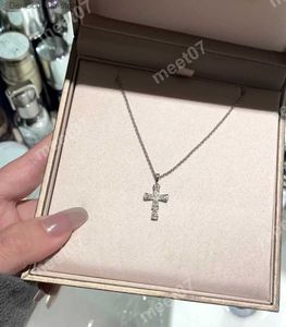 Naszyjniki wiszące Cross Designer Naszyjnik Klasyczne projektanci luksusowa biżuteria B dla Lady Q230908