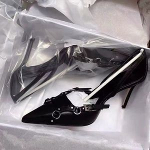 Sapatos de vestido Punk Vento Moda Salto Alto Tamanho Grande Fivela de Metal com Sapatos Femininos Sandálias de Verão Tamanho Grande 42 Zapatos de Mujer Bombas 230907