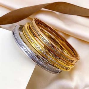 Högkvalitativ diamant armband designer armband kvinnor bokstav manschett lyxiga handledsmycken 18k guldpläterad rosguld rostfritt stål armbandsband acemanniska