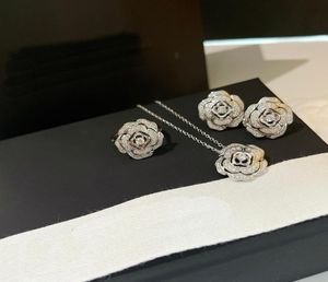 CHジュエリーセット最高品質の高級ダイヤモンドペンダントネックレス女性のためのイヤリングリングクラシックスタイルWHOLERブランドデザイン18K Gold2067785