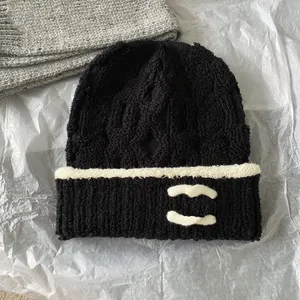 Beanie Luxurys Designers Hat Män och kvinnor Double Classic Black and White Color Schemeevery Casual Casure Cortile Eye Catching Personality Color