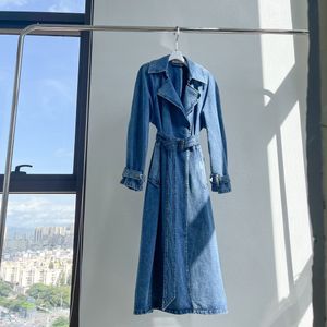 Damen-Trenchcoats Blauer Trenchcoat, der klassische Silhouetten mit modernem Stil verbindet